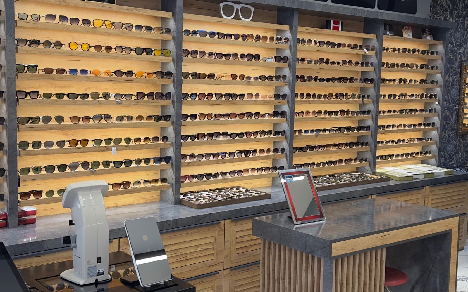 Dinçel Optik sade ve gerçekçi optik reyonu